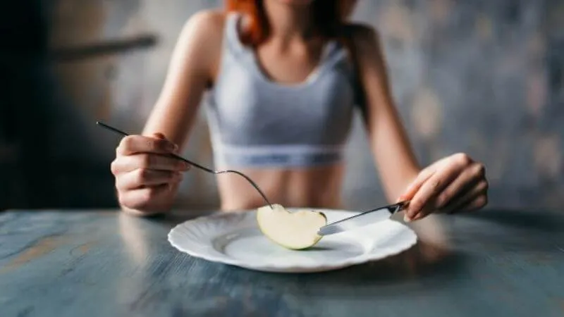 Nguyên tắc cốt lõi: Giảm cân bằng Thâm hụt Calo (Chế độ ăn là nền tảng)